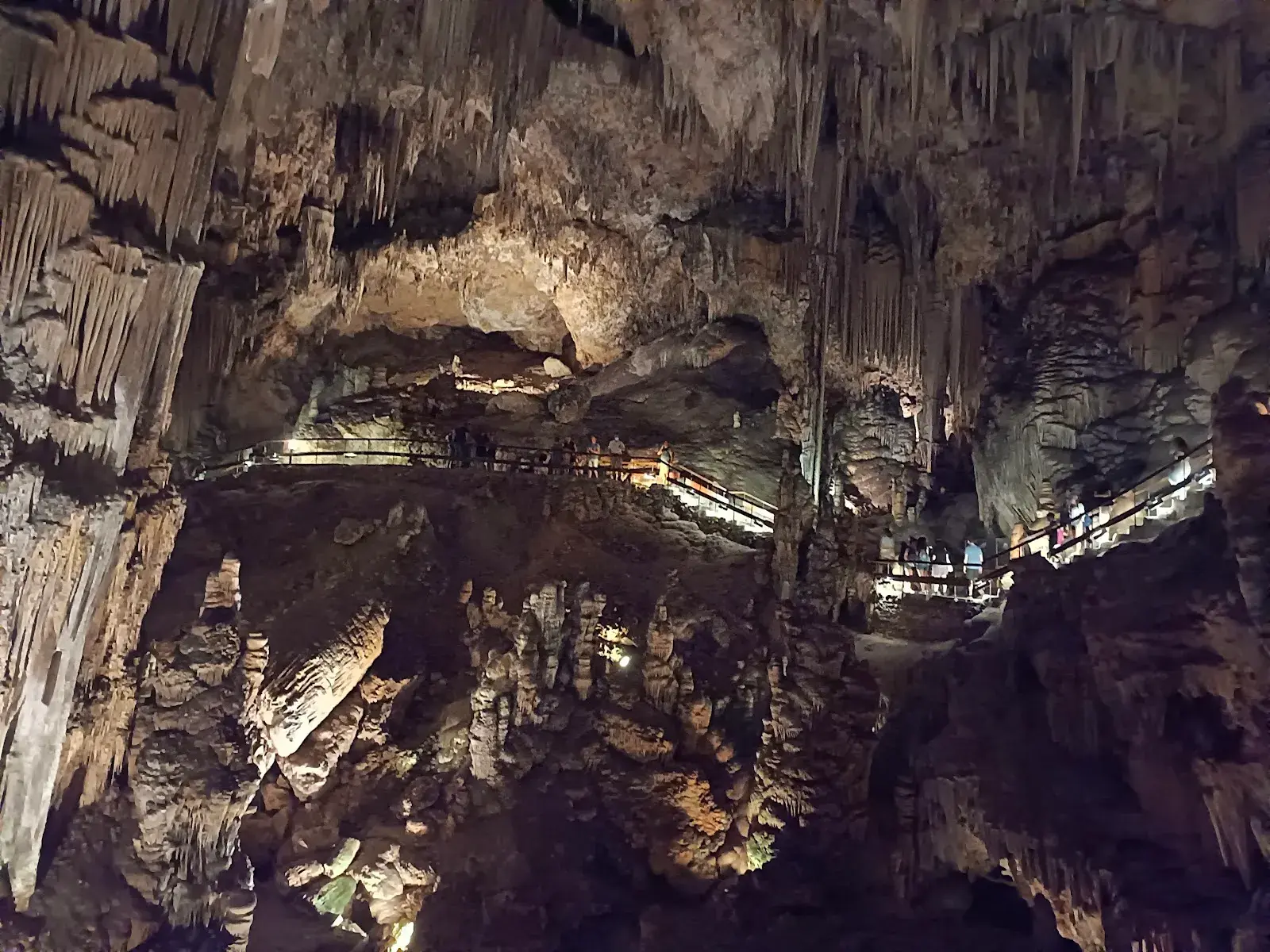 Gran sala de la Cueva de Nerja con la pasarela iluminada entre estalactitas