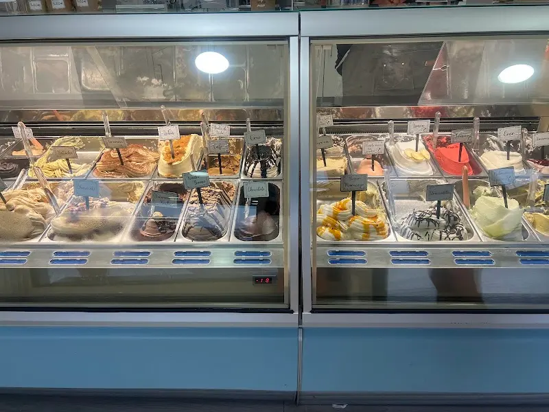 Vitrinas de helados con muchos sabores y sus carteles en Dolce Sogno