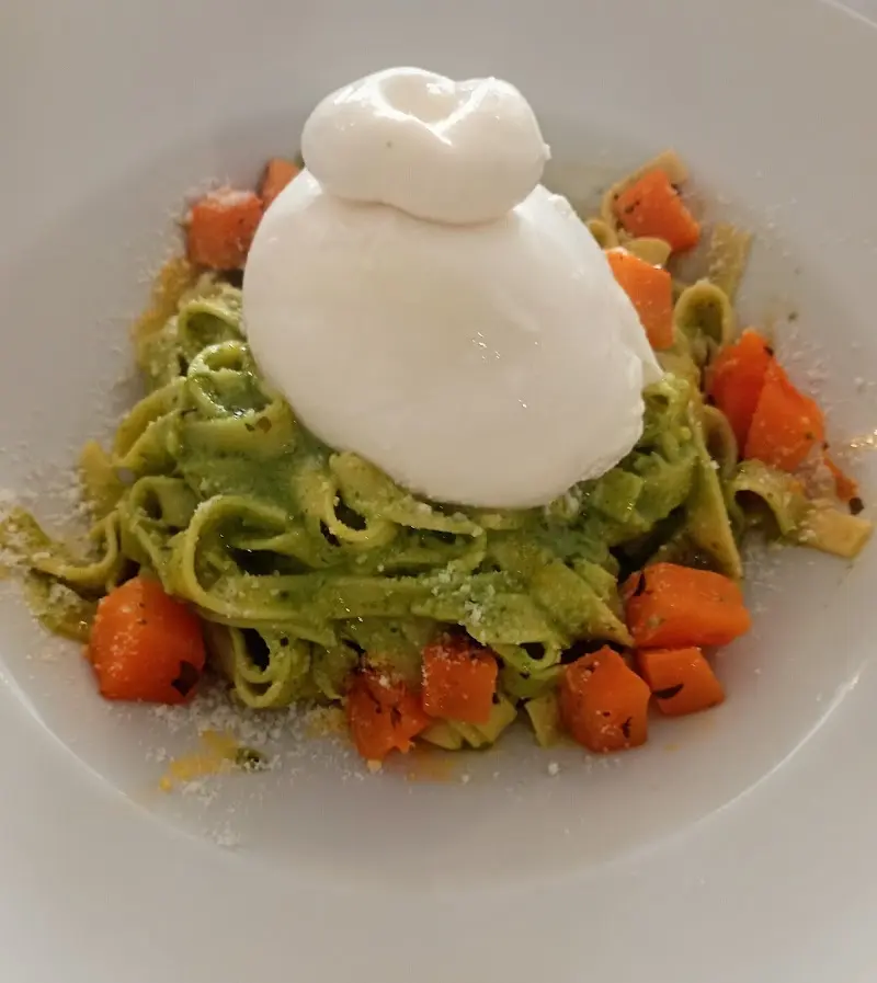 Tallarines al pesto con burrata y dados de calabaza asada