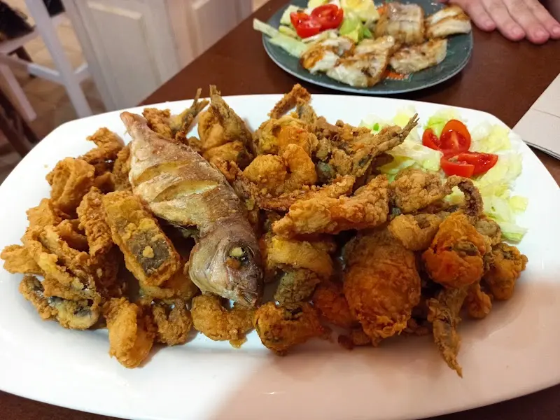 Fritura de pescado variado con un pescado entero, calamares y ensalada