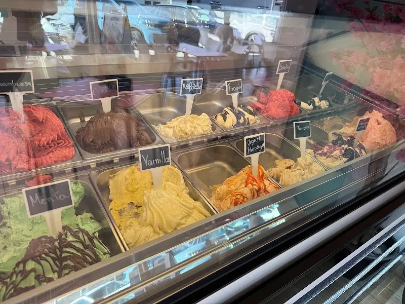 Vitrina de helados con sabores rotulados como vainilla, menta y Raffaello