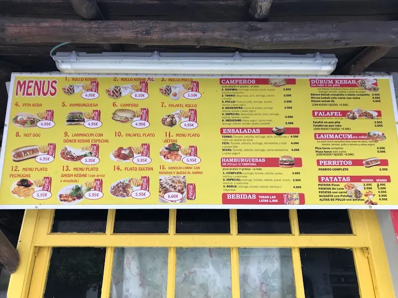 Panel amarillo con los menús de kebab, hamburguesas y falafel con sus precios