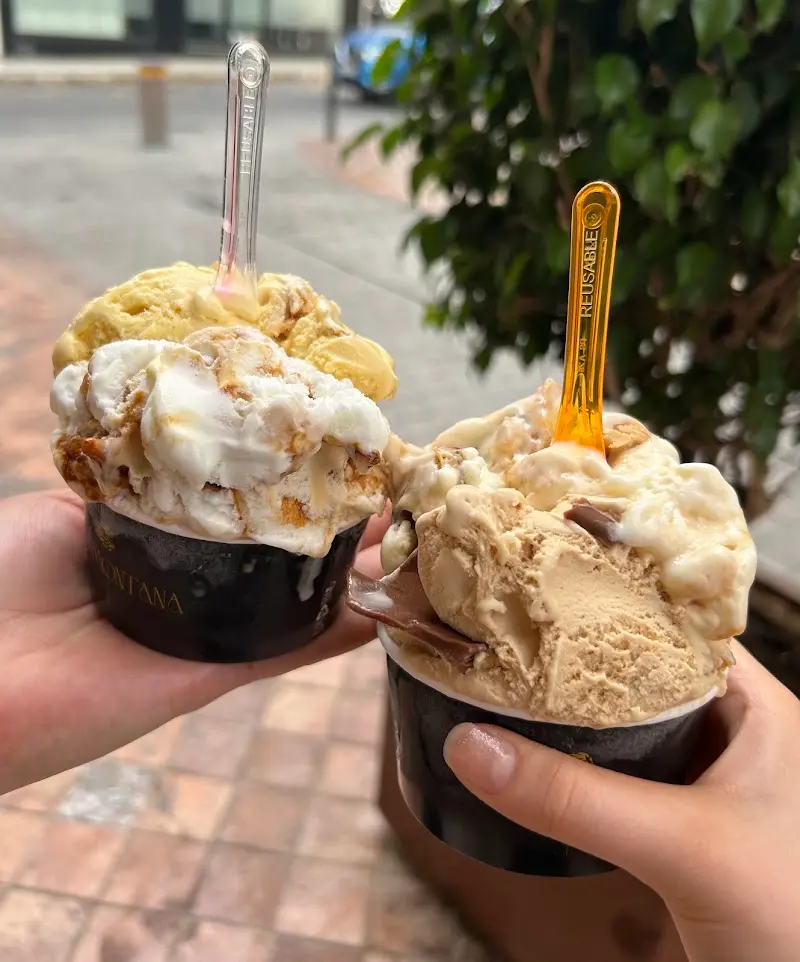 Dos tarrinas de helado con trozos de galleta y caramelo, con cucharillas reutilizables