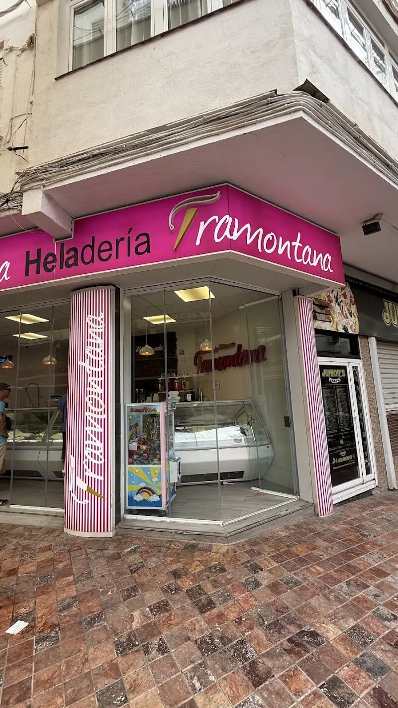 Esquina de la heladería Tramontana con rótulo fucsia y columnas a rayas
