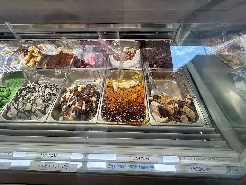 Cubetas de helado con sabores como cherry, banana split, carapiño y Snickers