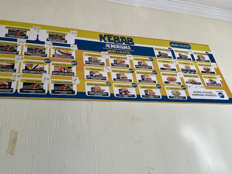 Panel de la pared con la carta de kebabs, menús y platos con sus precios
