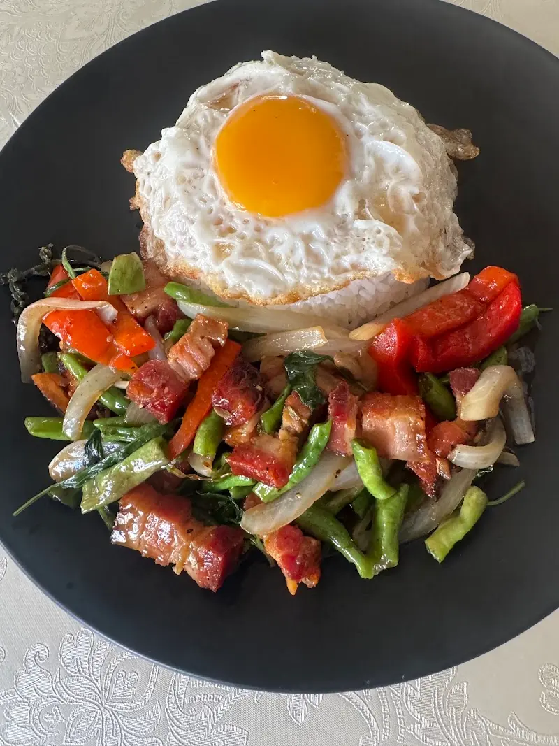 Salteado de panceta con judías verdes, pimiento y cebolla, arroz blanco y huevo frito