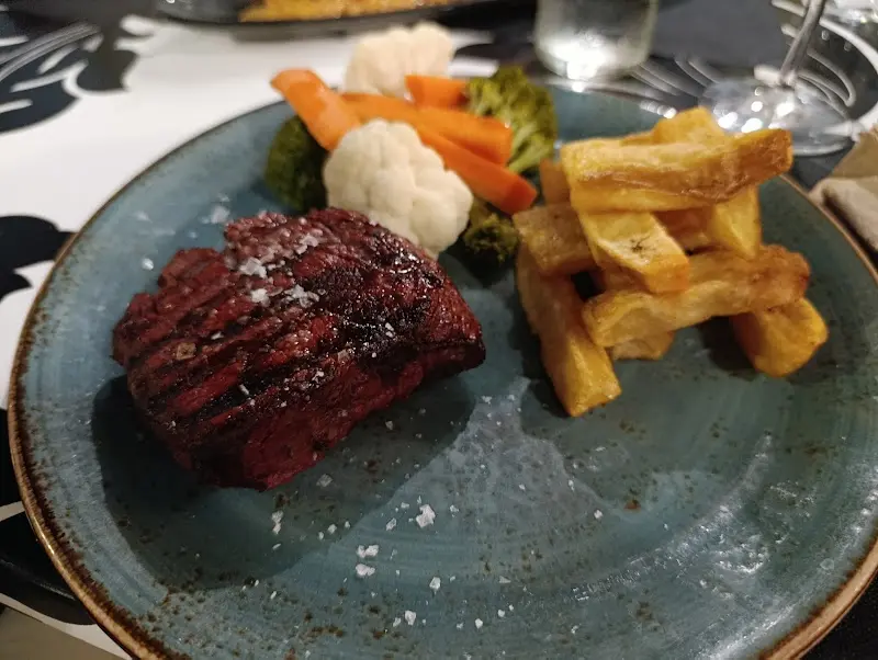 Filete a la brasa con sal en escamas, patatas fritas caseras y verduras al vapor