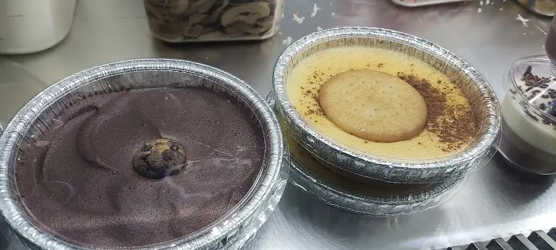 Postres caseros en tarrinas de aluminio: natillas con galleta y uno de chocolate