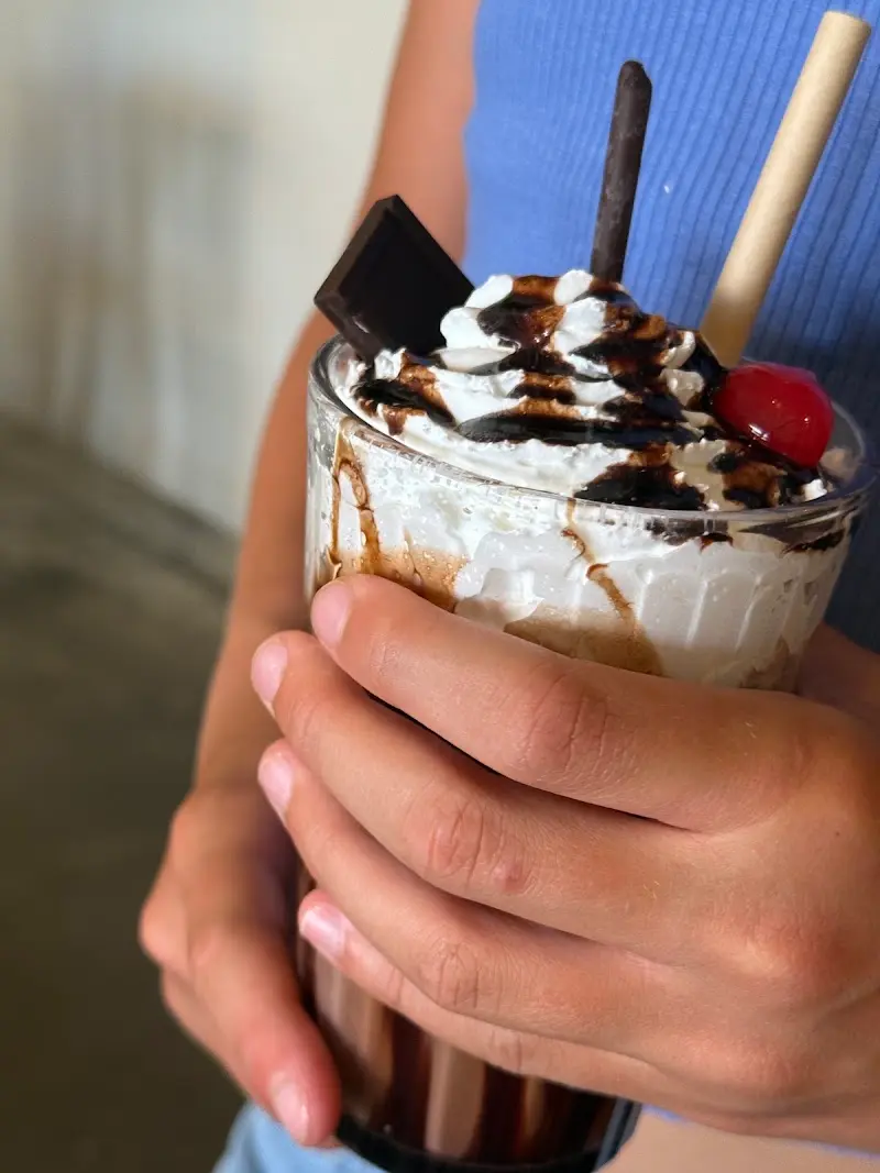 Batido con nata, sirope de chocolate, cereza y una onza de chocolate
