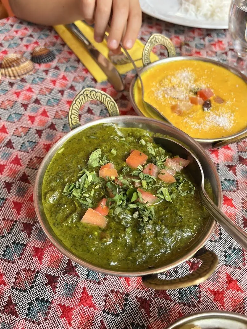 Curry verde de espinacas con tomate y cilantro, junto a un curry amarillo con coco