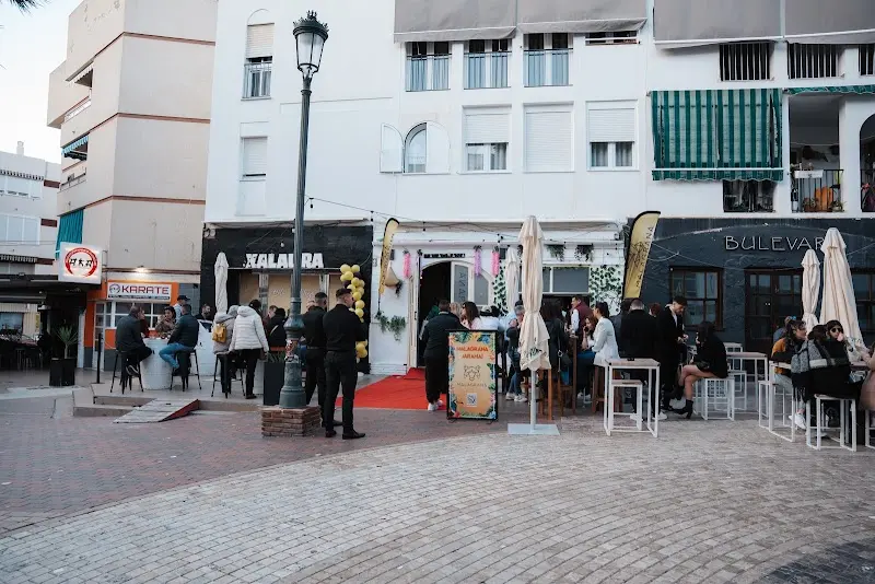 Locales de la Plaza Tutti Frutti al atardecer, con gente en la puerta y globos de inauguración