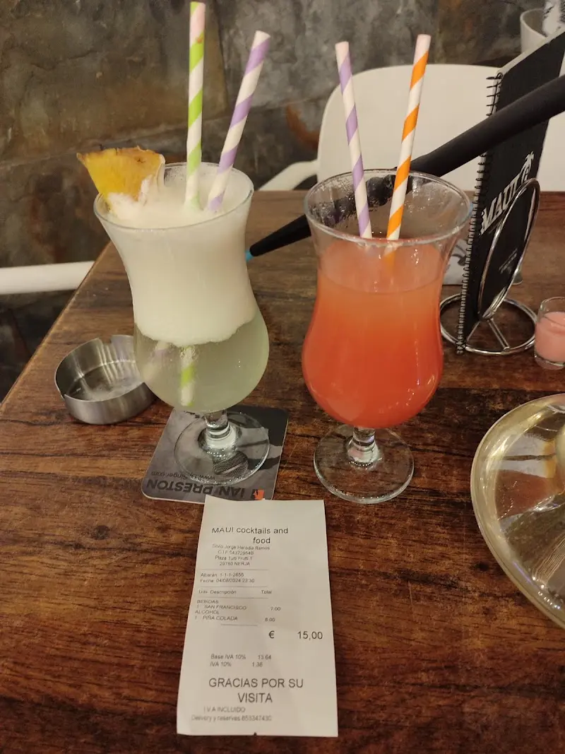 Piña colada y cóctel San Francisco con pajitas de colores junto al tique de 15 €