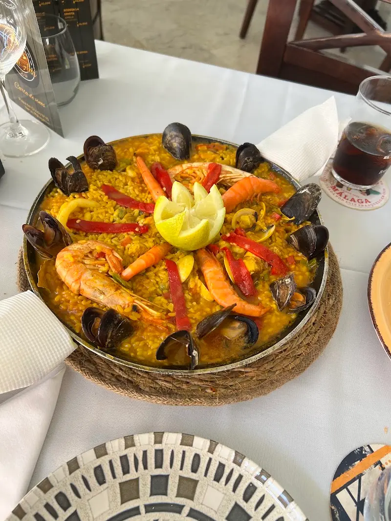Paella de marisco con gambones, mejillones y pimiento rojo en Mon Ami