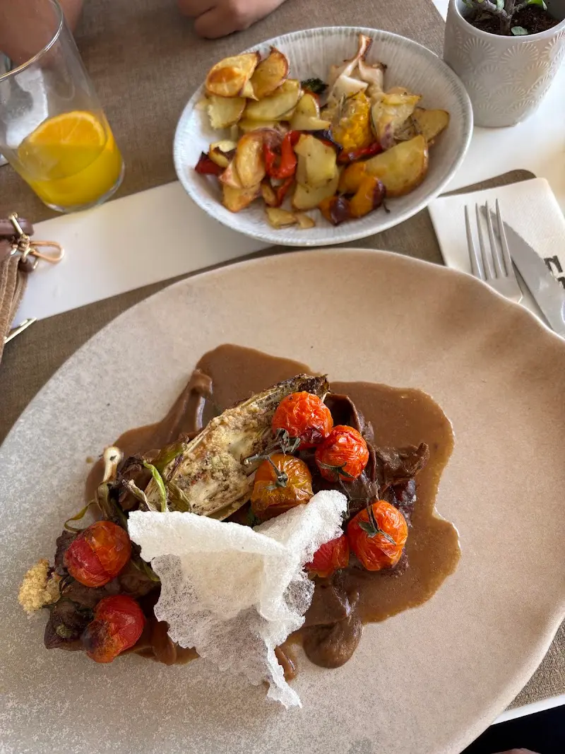 Carne en salsa con tomates cherry asados y crujiente, con patatas al horno aparte