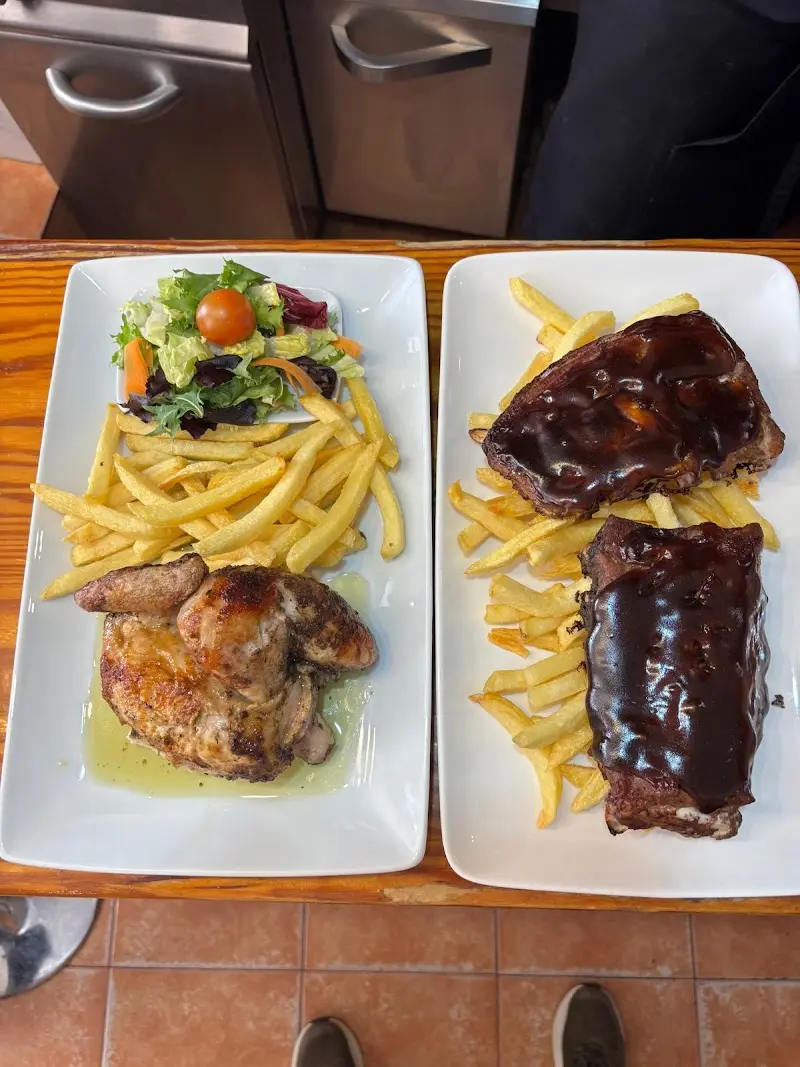 Medio pollo asado con patatas fritas y ensalada junto a costillas en salsa barbacoa