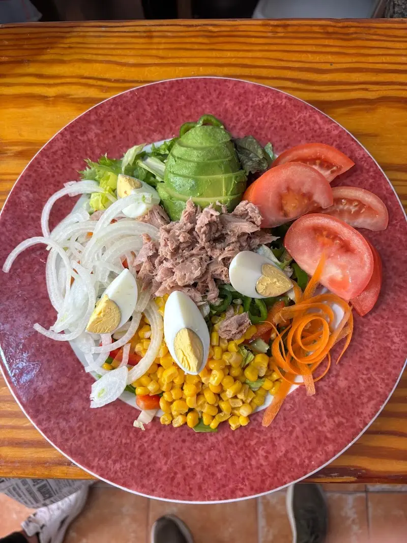 Ensalada mixta con atún, aguacate, huevo duro, maíz, tomate, cebolla y zanahoria