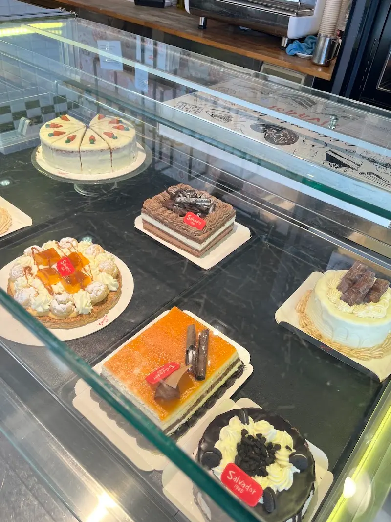 Vitrina refrigerada con tartas de chocolate, nata y mousse de naranja de la confitería