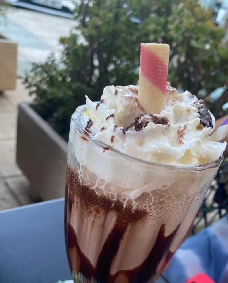 Batido con nata montada, sirope de chocolate y barquillo en Paradise Cocktail Bar