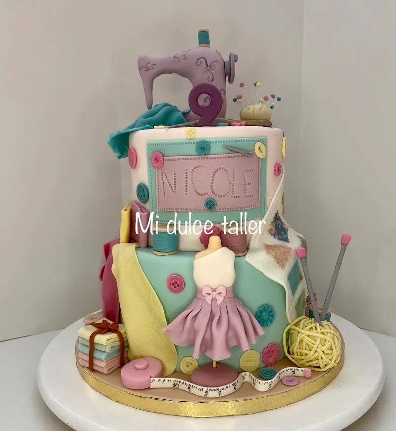 Tarta infantil de dos pisos con temática de costura: máquina de coser, botones y ovillo