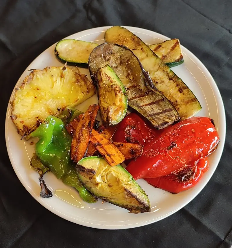 Plato de verduras a la parrilla con piña, calabacín, berenjena, zanahoria y pimientos