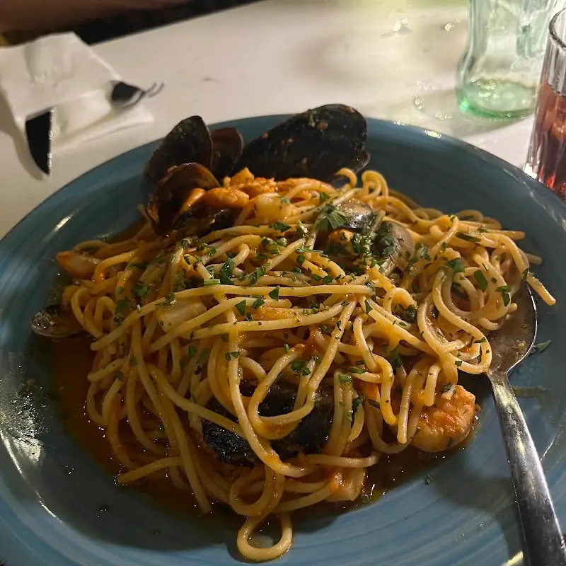Espaguetis a la marinera con mejillones, gambas y perejil en salsa de tomate