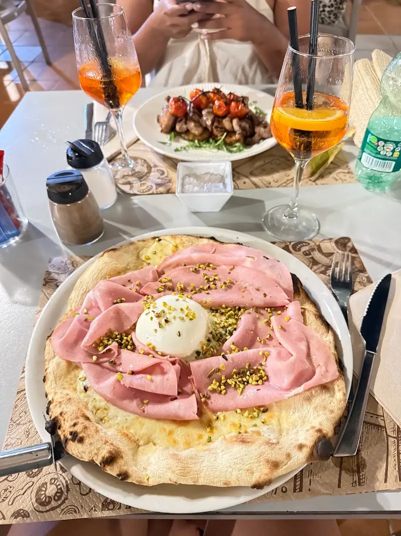 Pizza de mortadela con burrata y pistacho, con dos spritz y un plato de champiñones