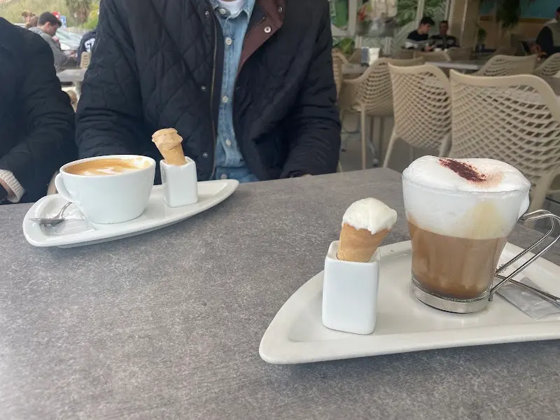 Café solo y café con leche en vaso, cada uno con un minicucurucho de helado