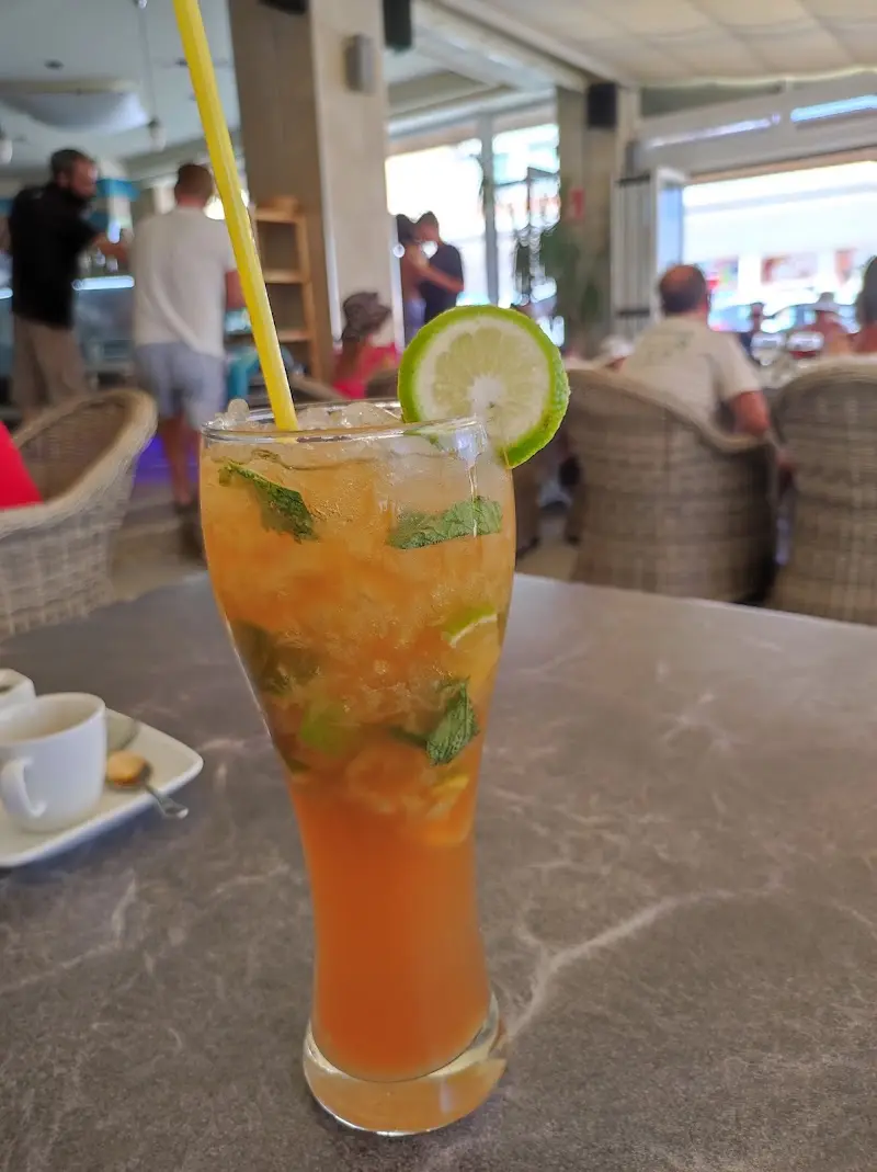 Mojito con hierbabuena y lima en vaso alto, en la terraza de Playa Burriana Heladería