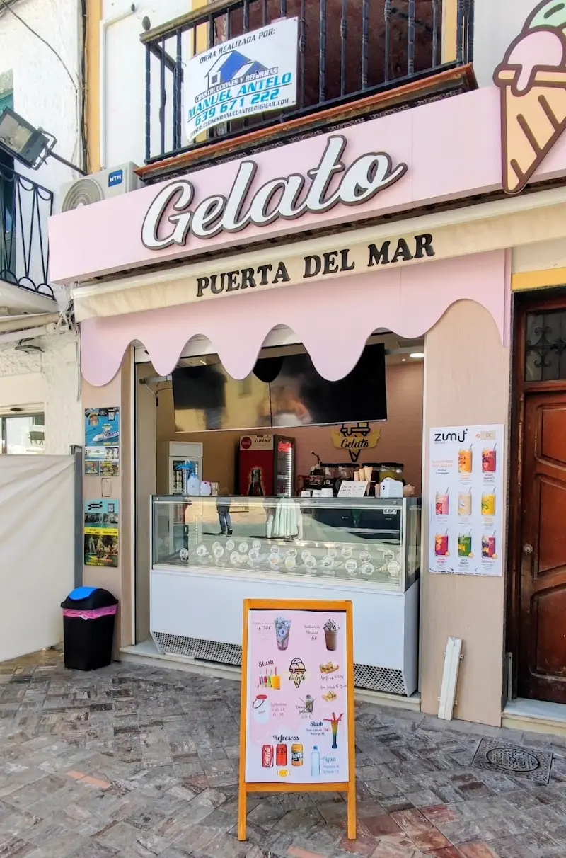 Fachada rosa de la heladería Gelato en la calle Puerta del Mar, con pizarra de batidos