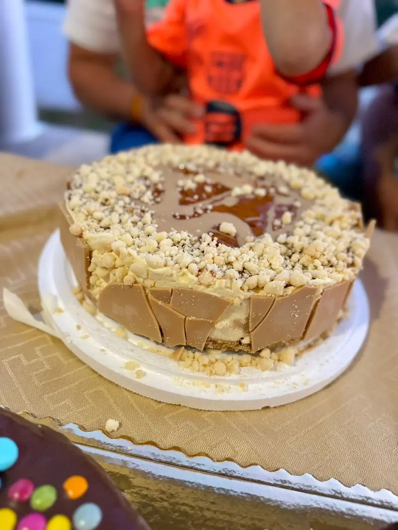 Tarta helada con galleta, caramelo y trocitos de chocolate blanco