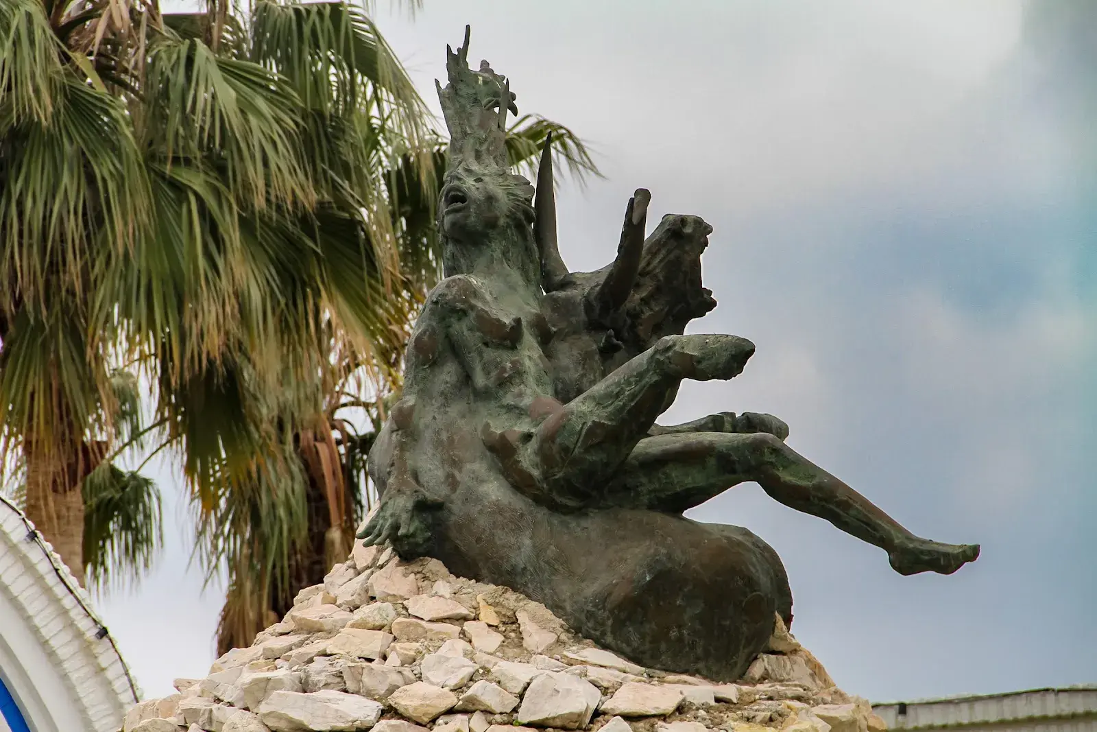 Escultura de bronce del Rapto de Europa sobre su base de piedras