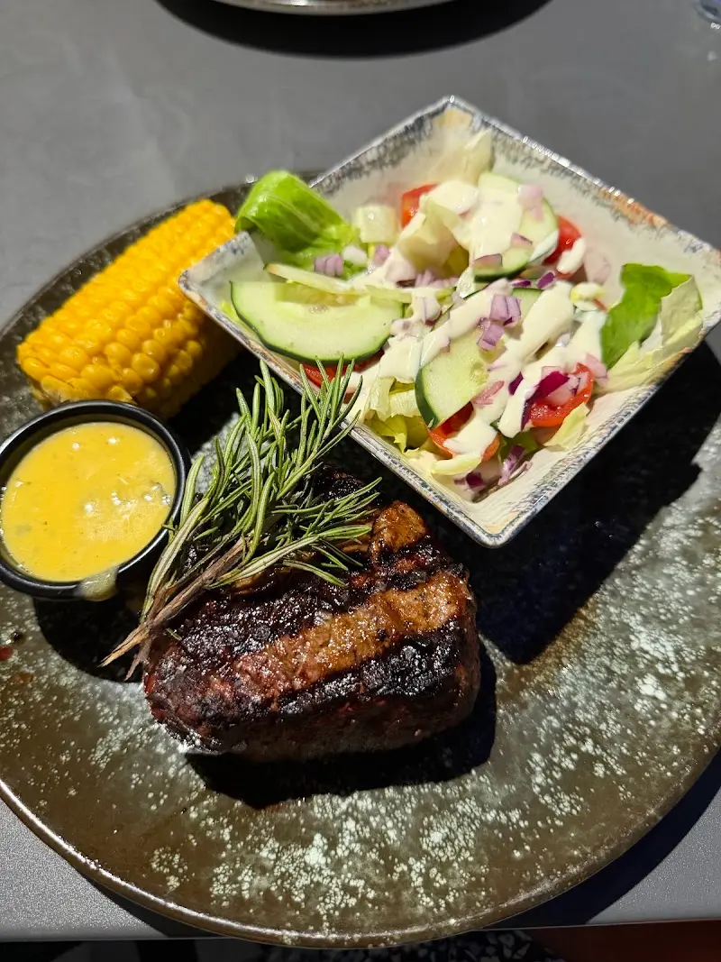 Solomillo a la parrilla con romero, mazorca de maíz, ensalada y salsa aparte