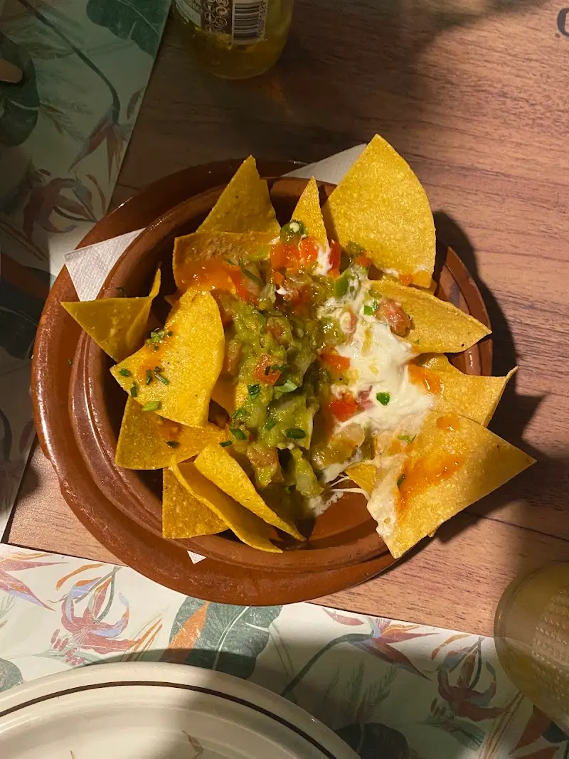 Cazuela de barro con totopos, guacamole, pico de gallo y nata agria