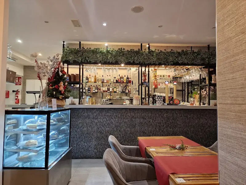 Barra iluminada con botellero, vitrina de tartas y árbol de Navidad en Dash