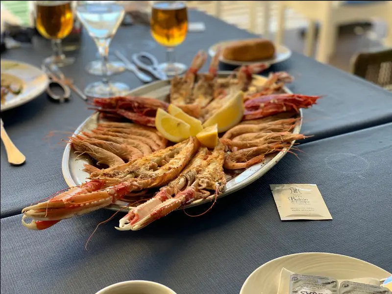 Fuente de mariscos a la plancha con cigalas, gambas rojas y langostinos con limón