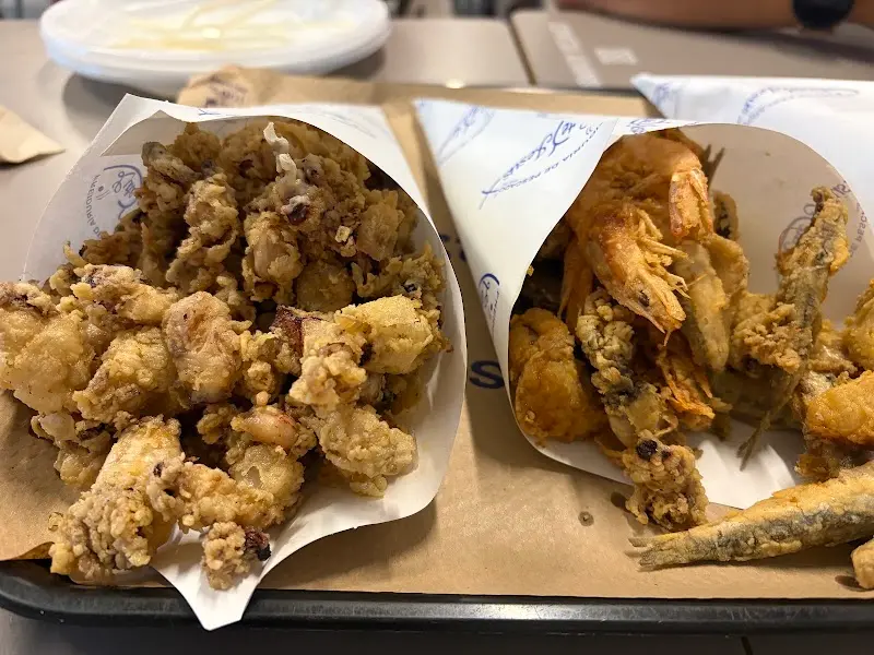 Cucuruchos de calamares fritos y de pescaíto frito con gambas y boquerones