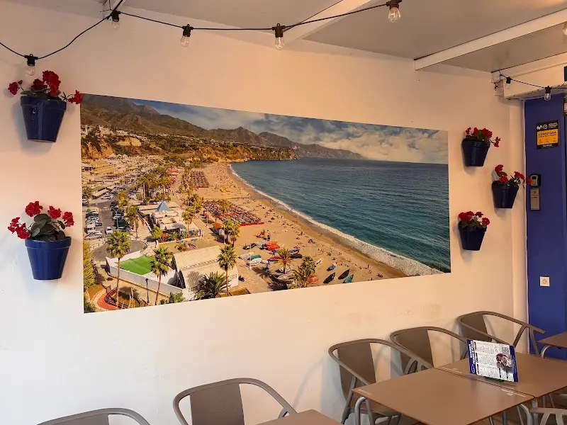 Mural con una vista panorámica de la playa Burriana en el comedor de la freiduría