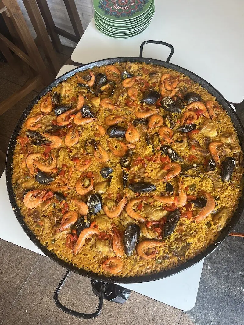 Paellera grande de paella de marisco con gambas y mejillones vista desde arriba