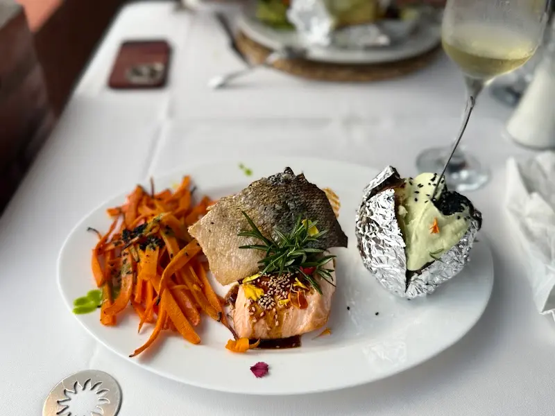 Lomo de salmón con sésamo y romero, zanahoria salteada y patata asada en papel de aluminio