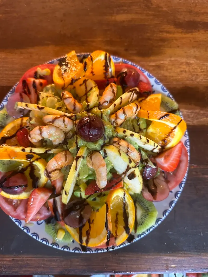 Ensalada de frutas, gambas y aguacate con kiwi, naranja, fresas y reducción de vinagre