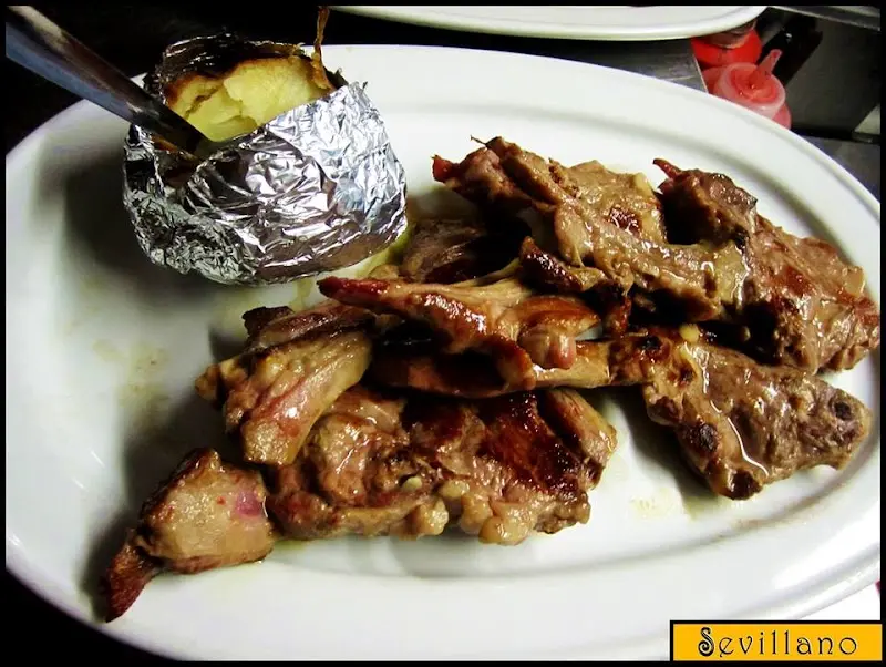 Fuente de carne a la brasa con patata asada envuelta en papel de aluminio