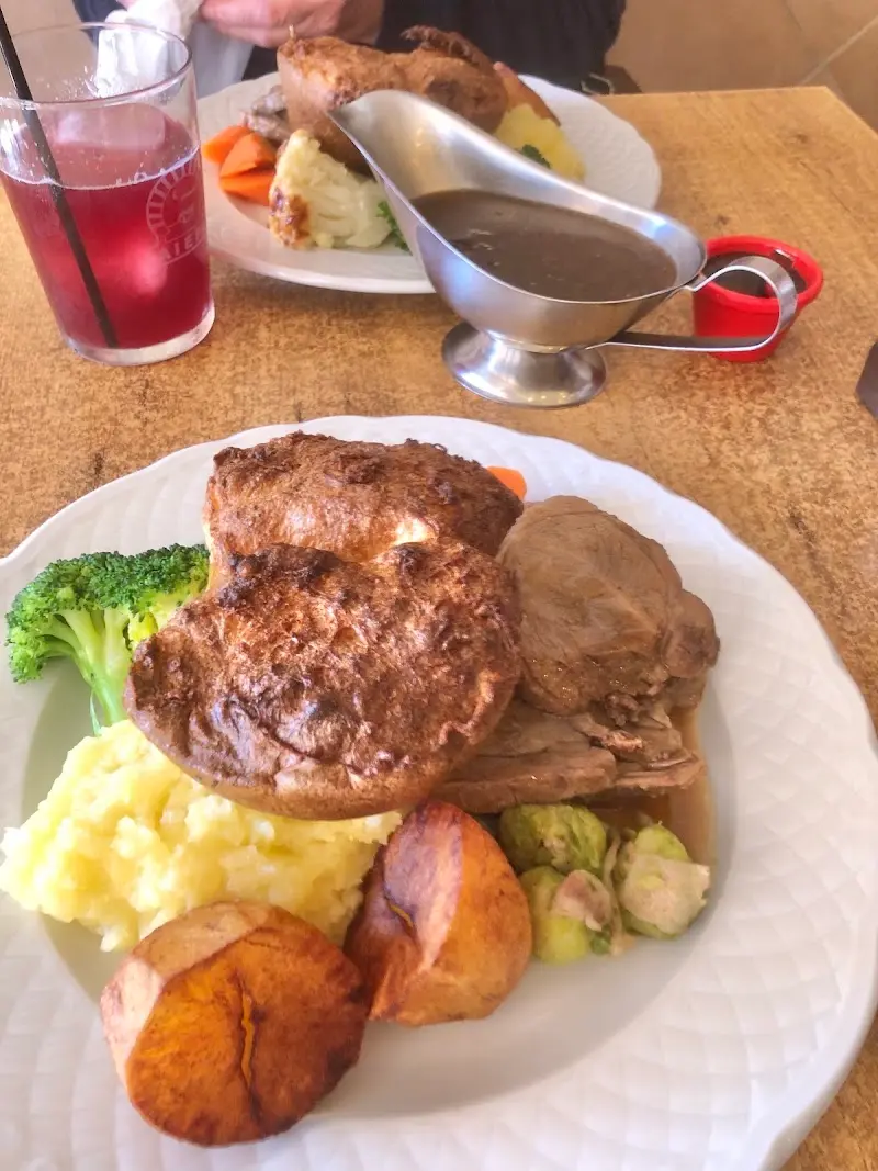 Asado con yorkshire pudding, carne, patatas asadas, puré, brócoli y salsera de gravy