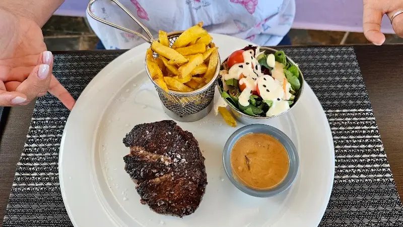 Filete a la parrilla con patatas fritas en cestita, ensalada y salsa aparte