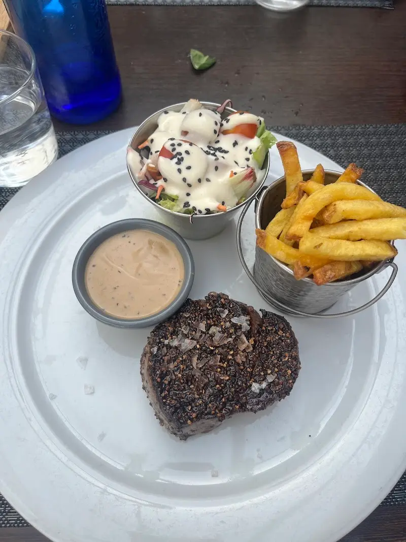 Solomillo con costra de pimienta, patatas fritas, ensalada con sésamo y salsa a la pimienta