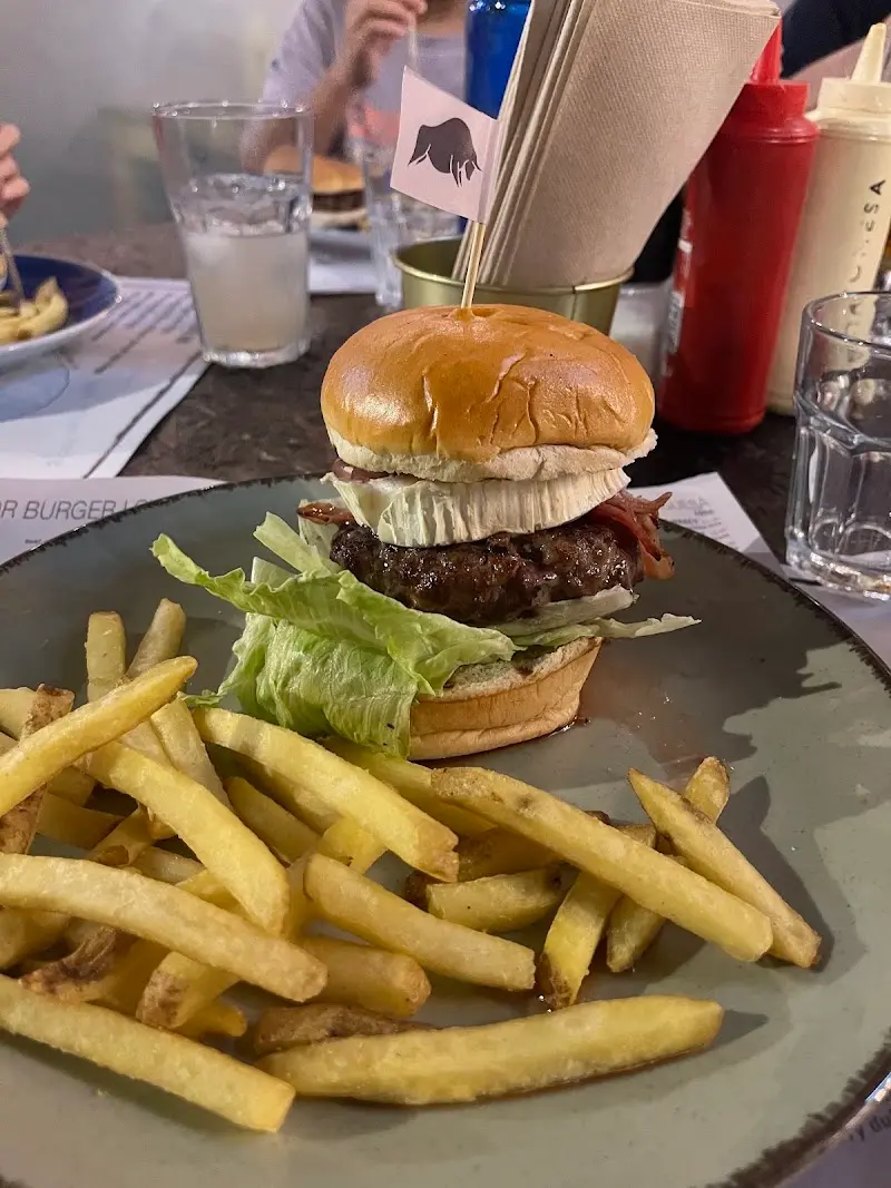 Hamburguesa con queso de cabra, beicon y lechuga, con patatas fritas en The Steakhouse