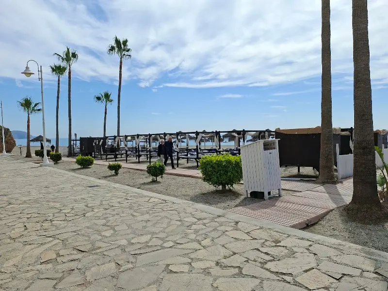 Paseo de la playa de Burriana con palmeras junto a la zona de camas balinesas