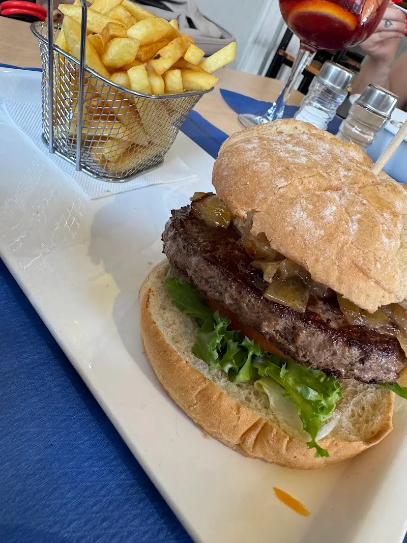 Hamburguesa con cebolla caramelizada y lechuga, cesta de patatas fritas y sangría