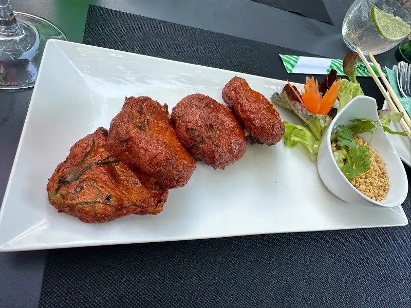 Croquetas fritas de pescado al estilo tailandés con salsa de cacahuete y ensalada