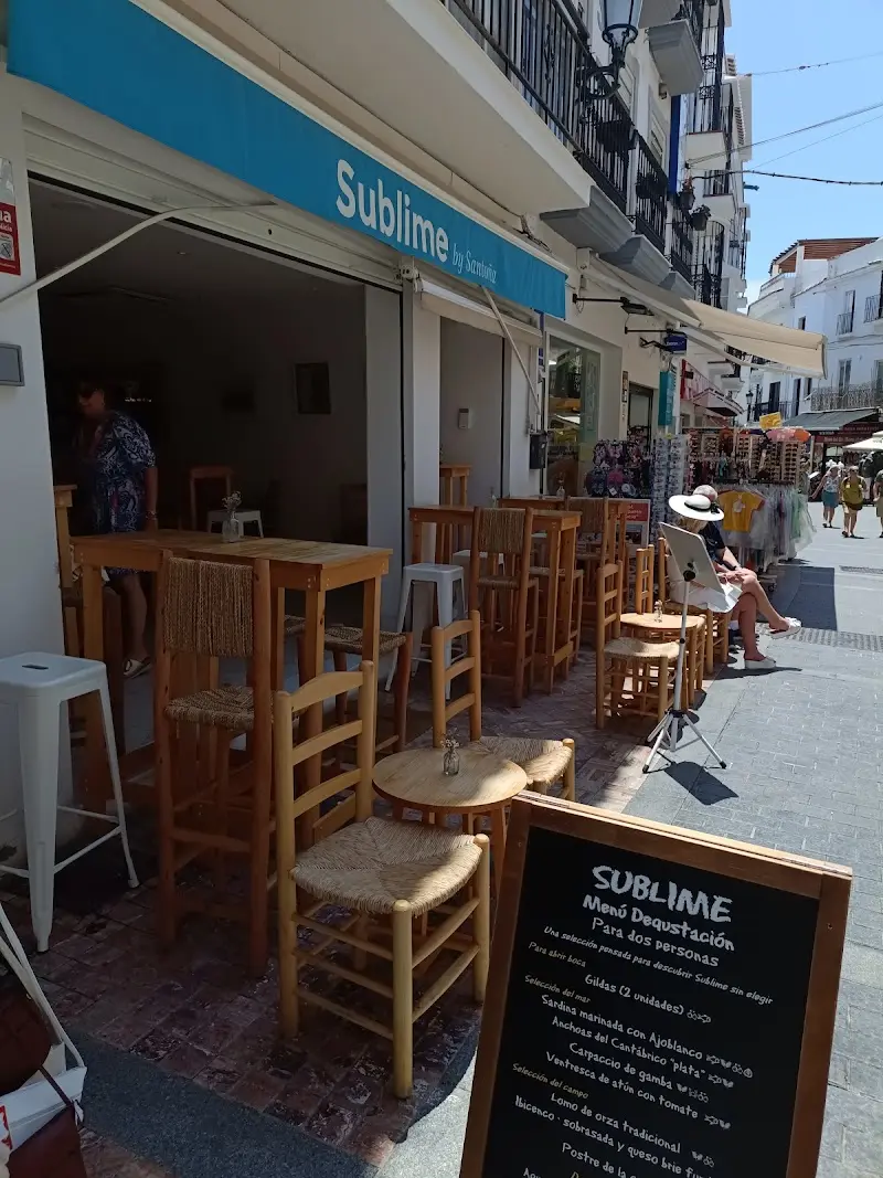 Terraza en una calle peatonal con pizarra del menú degustación para dos personas